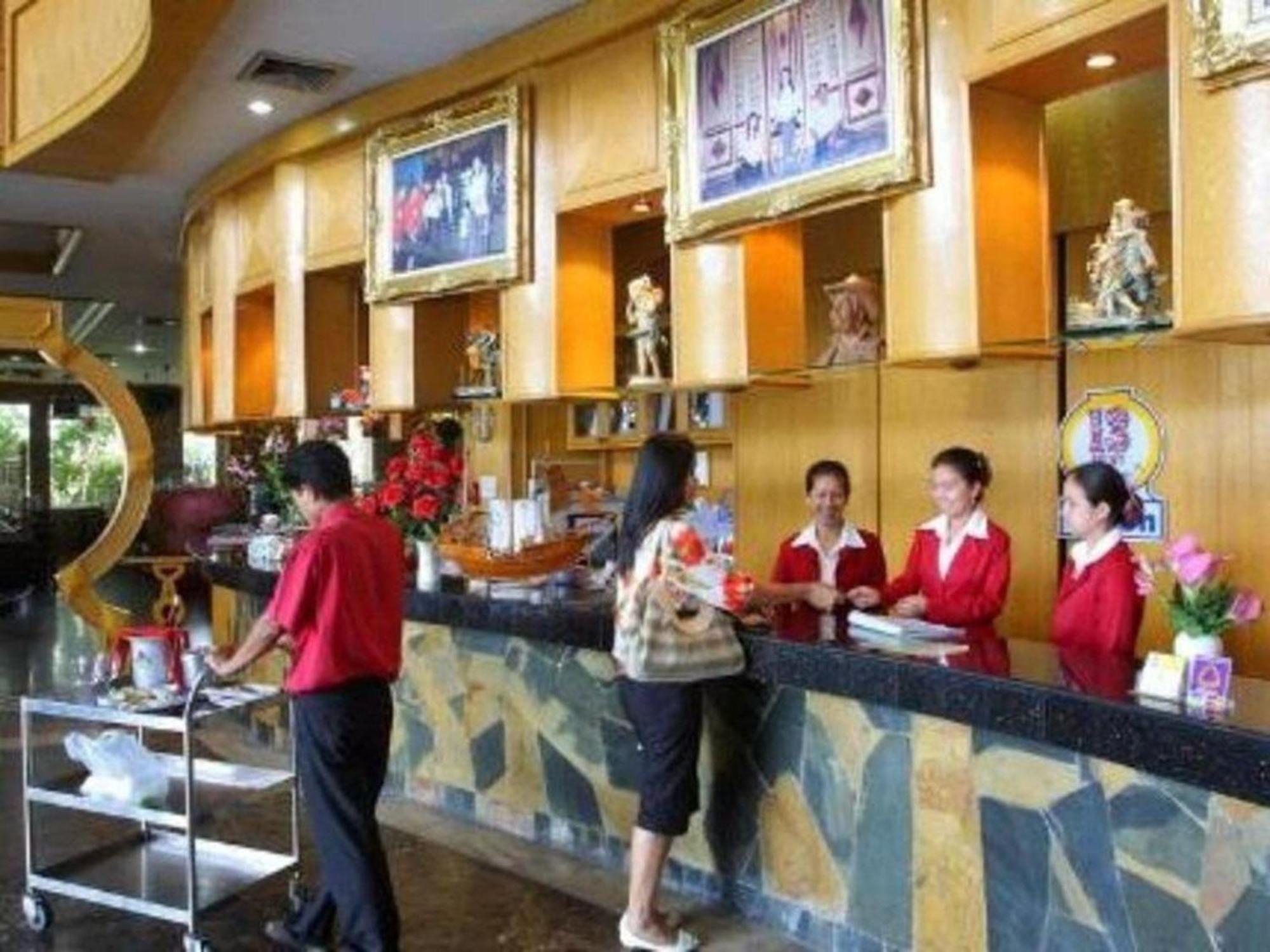 Oyo 75466 -13 Coins Bang Yai Hotel Нонтхабури Экстерьер фото